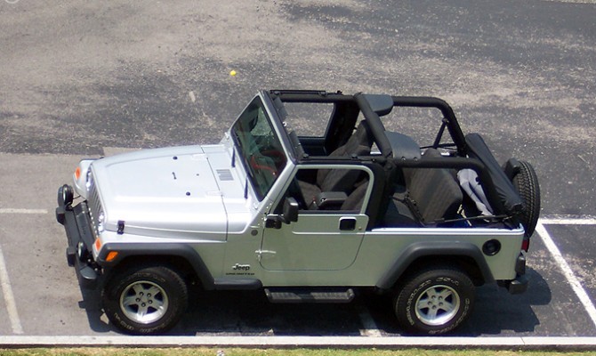 Video: How To Take Off & Put On A Jeep Soft Top