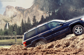 jeep-grand-cherokee-offroading-at-jeep-event.jpg