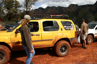 offroaders-picking-up-garbage-on-the-trail.jpg